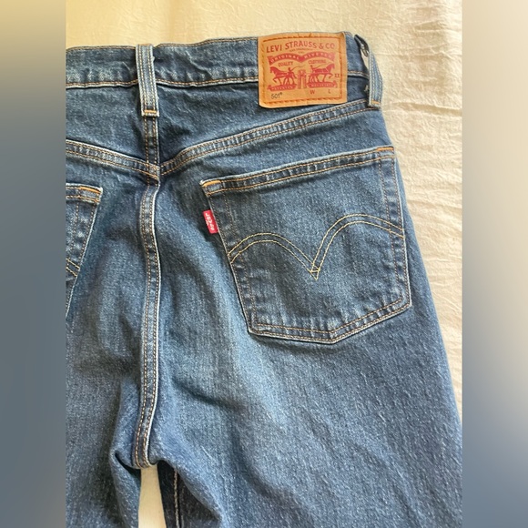 Levi’s Premium 501 Original Fit Women’s Jeans in Medium Wash - Picture 5 of 9